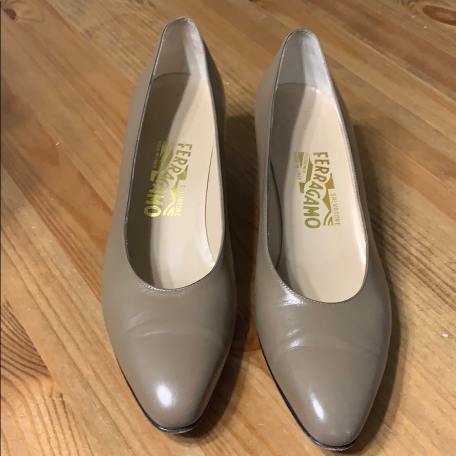 Price Dropsalvatore Ferragamo Round Toe Pumps 9
